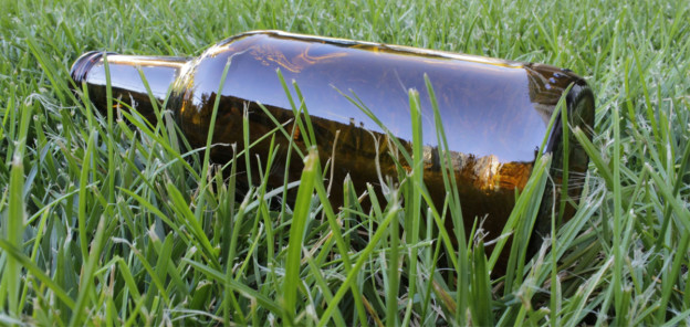 Butelka na trawie jako metafora nietrzeźwości